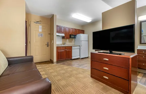 2 Bedroom Suite - 1 King and 1 Queen Bed