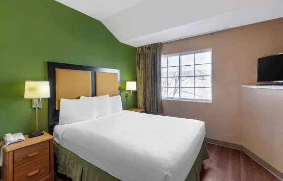 1 Bedroom Suite - 1 Queen Bed