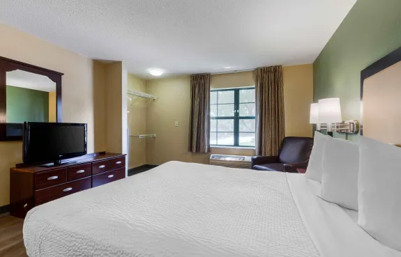 1 Bedroom Suite - 1 Queen Bed