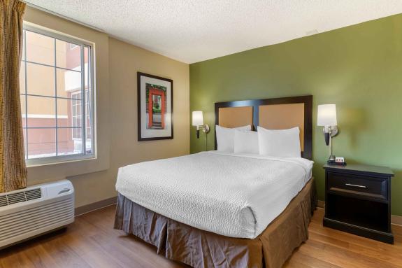 2 Bedroom Suite - 1 King and 1 Queen Bed