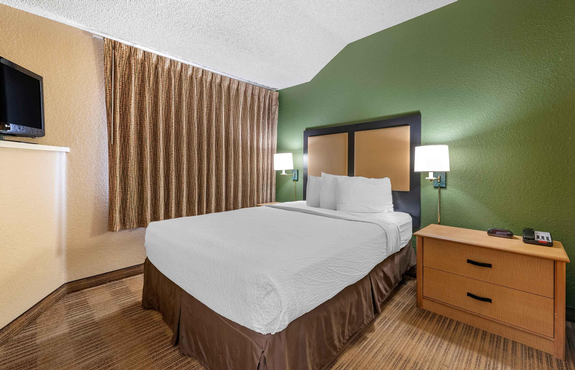 1 Bedroom Suite - 1 Queen Bed