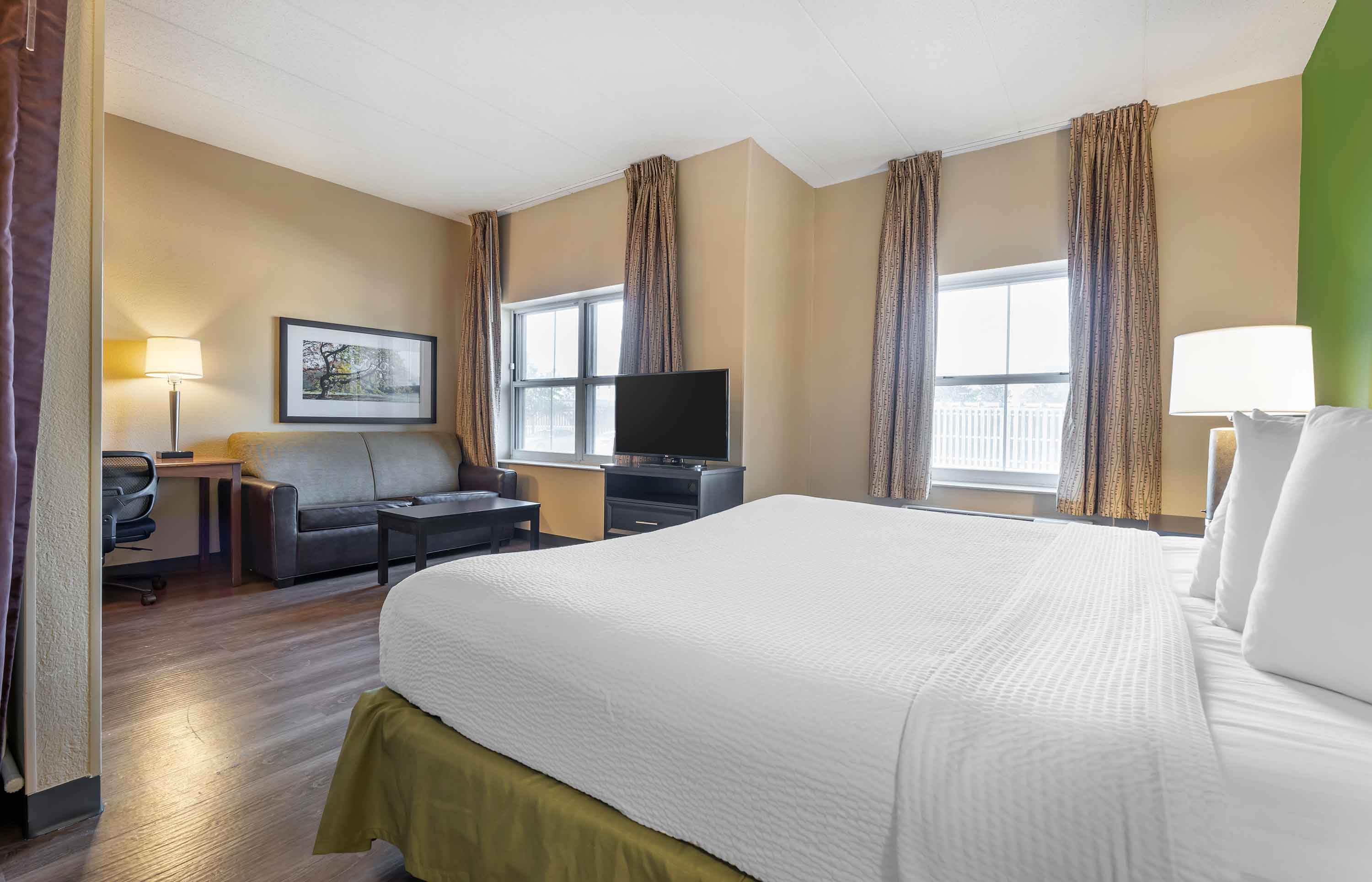 Deluxe Studio - 1 Queen Bed