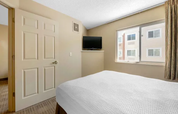 1 Bedroom Suite - 1 Queen Bed